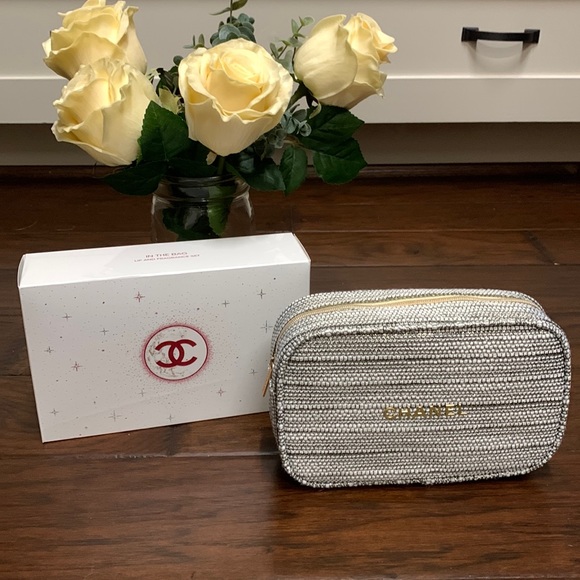 CHANEL 2022 HOLIDAY LIMITED EDITION SILVER/GOLD TWEED COSMETIC BAG - Picture 1 of 3